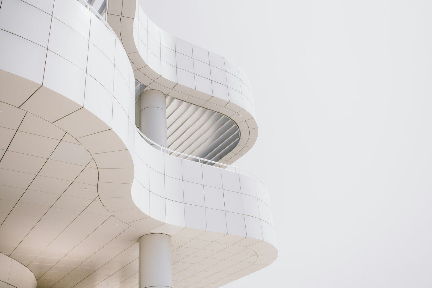 Façade blanche aux courbes superposées, photographie d’architecture d’Atelier Nord.