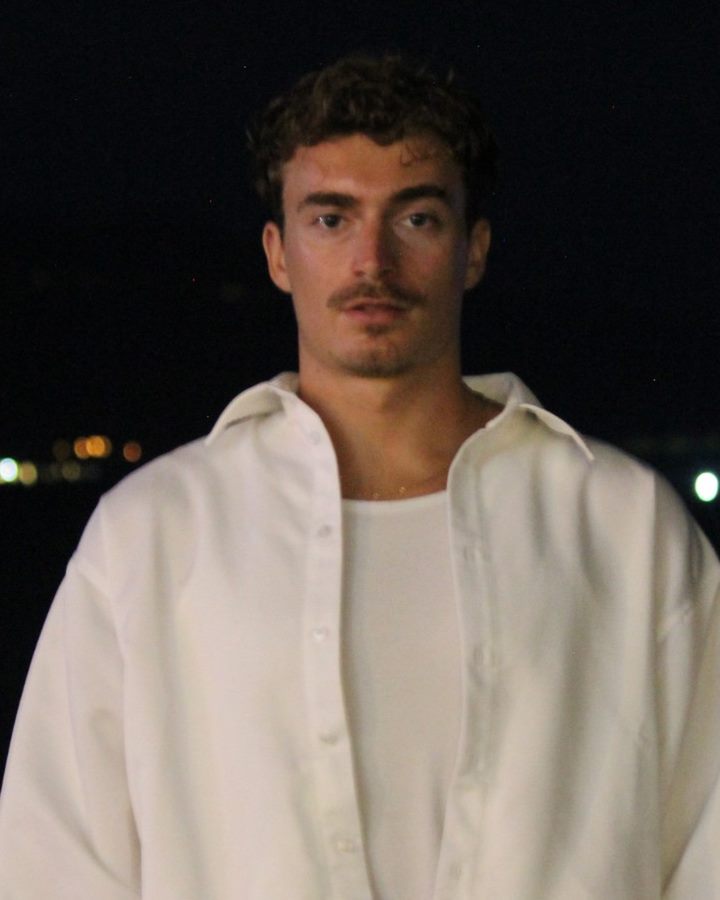 Dorian Pradeilles, designer de HOMWEB, photographié de nuit au flash, chemise blanche.