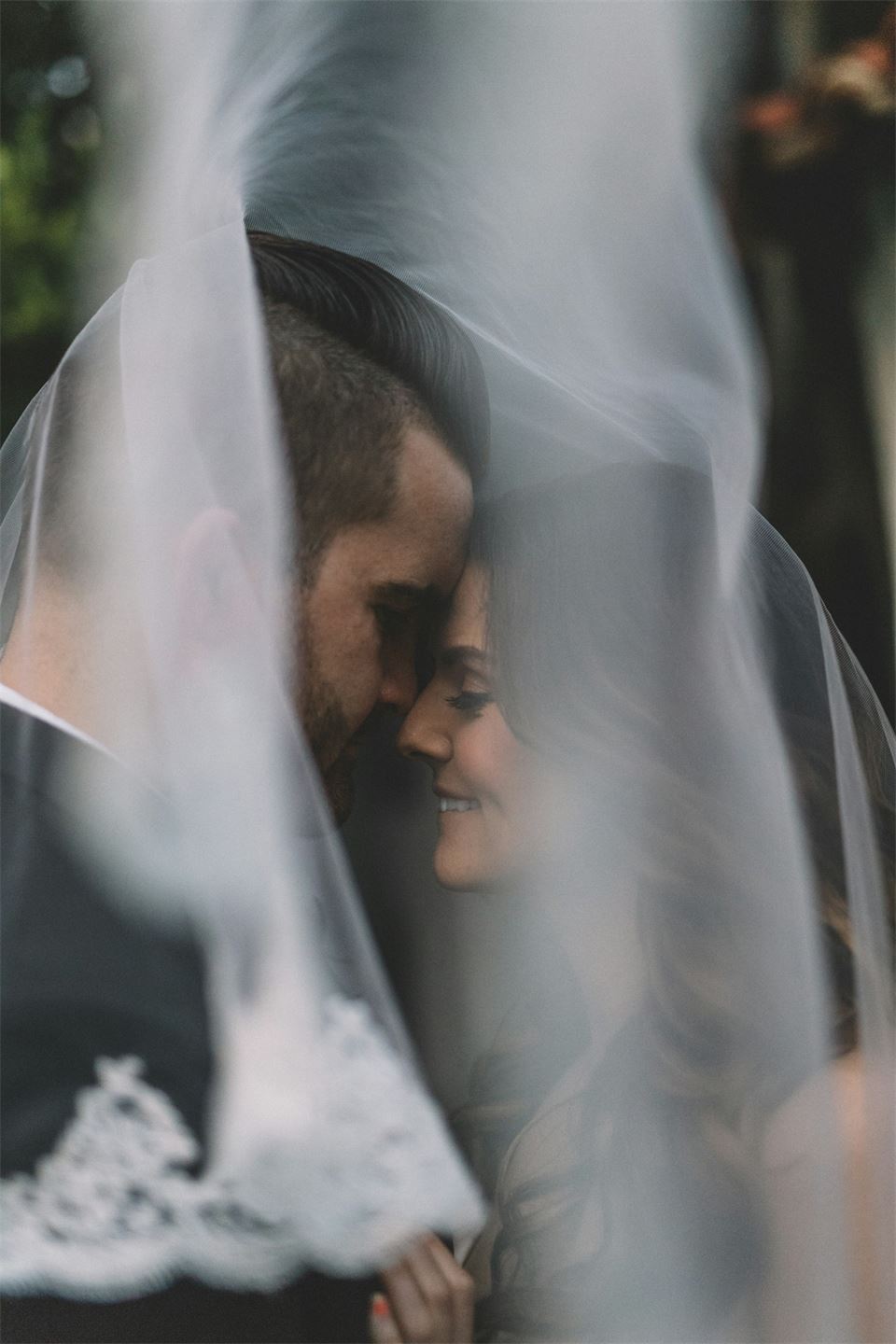 Portrait de mariés sous un voile, extrait du site de démonstration de Léa Martin.