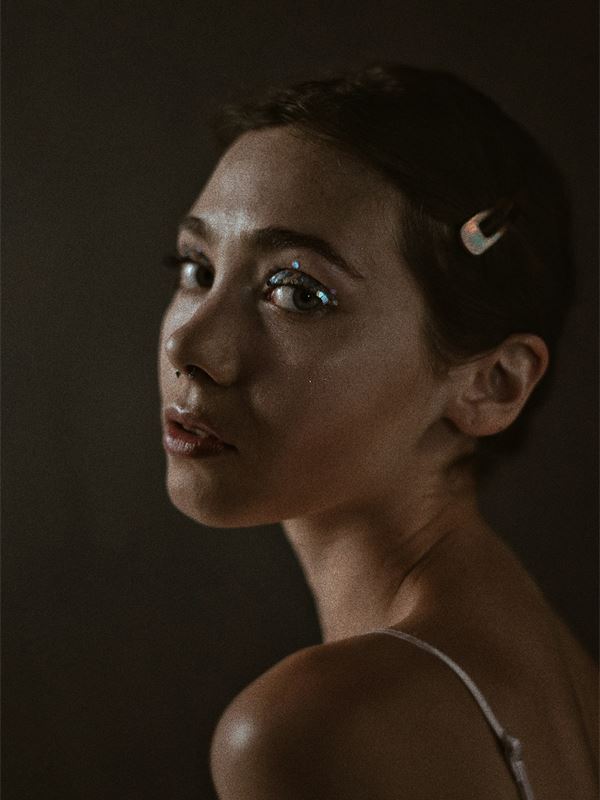 Portrait en lumière basse d’une jeune femme, photographie de Nora B.